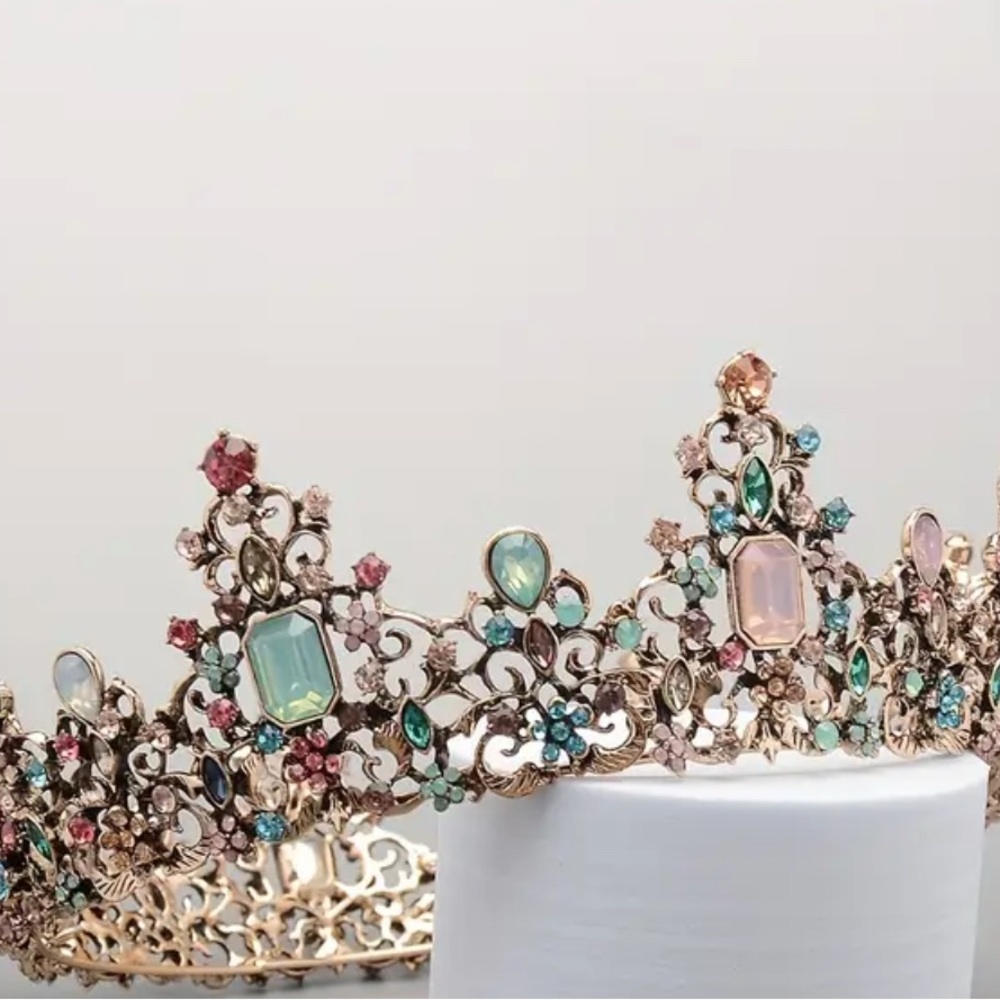 SALE**
Elegant Gold Rhinestone Tiara - Picture 5 of 5